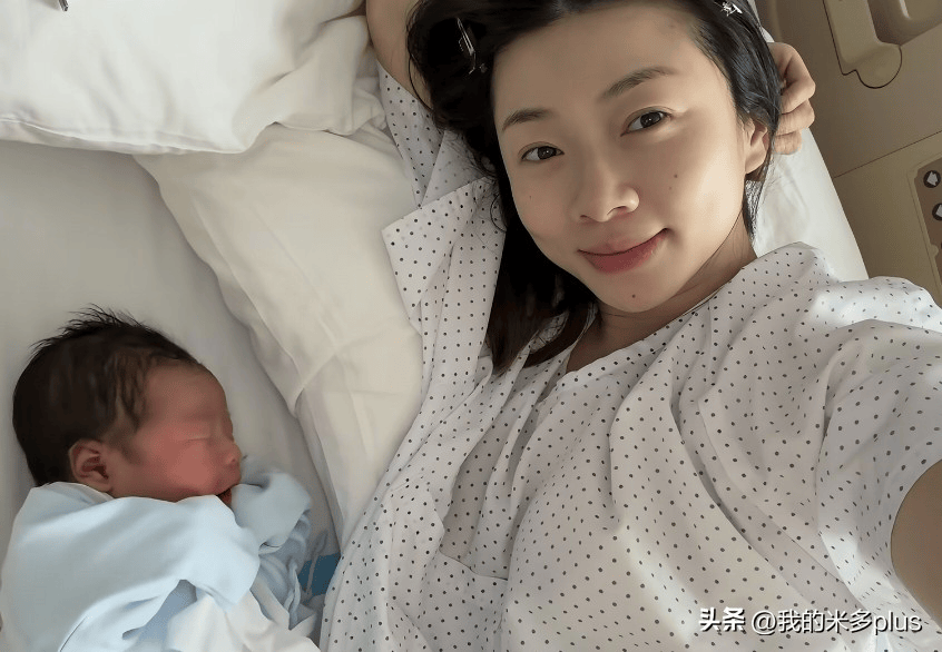 35岁程晓玥近况曝光！2小时顺产二胎，如今一家四口住进月子中心