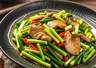 蒜苗炒回锅肉:肉片卷成灯盏窝,蒜香裹着红油香,连干三碗饭才过瘾!