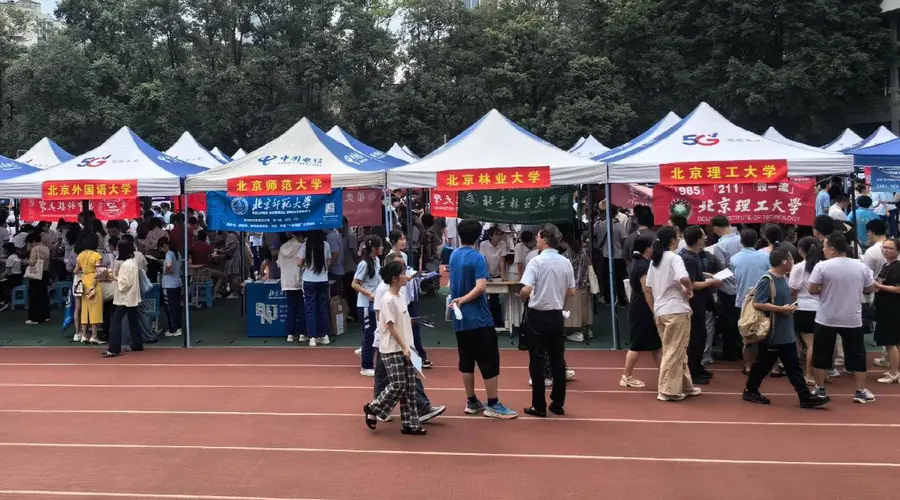 高校抢人“百团大战”