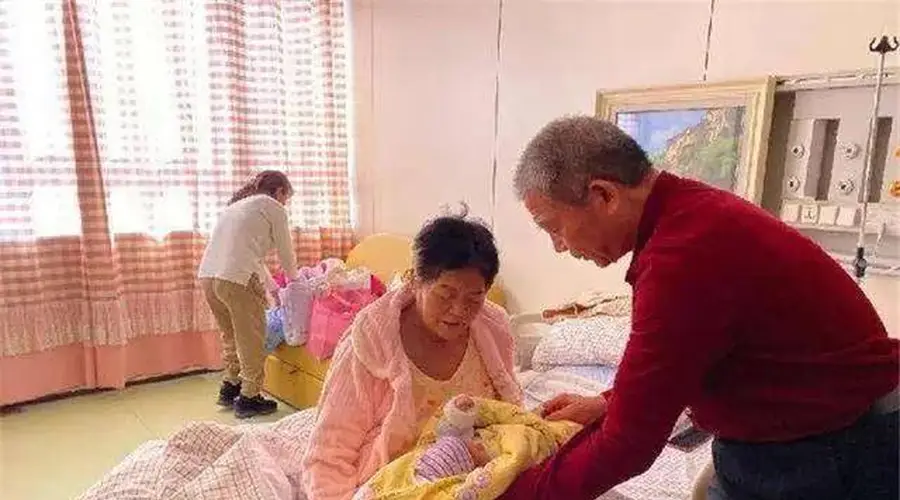 “妈,别生二胎了行吗?”女儿跪地祈求,50岁妈妈的话让人心寒