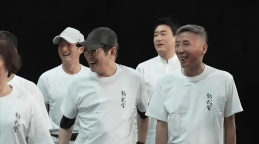 李连杰吴京为吴彬庆祝90大寿 齐唱《笑傲江湖》氛围欢乐