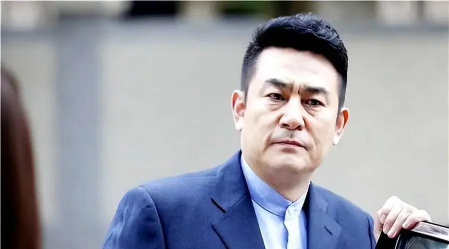 62岁李洪涛近况曝光!娶圈外美女生下一子,如今婚姻幸福成人生赢家