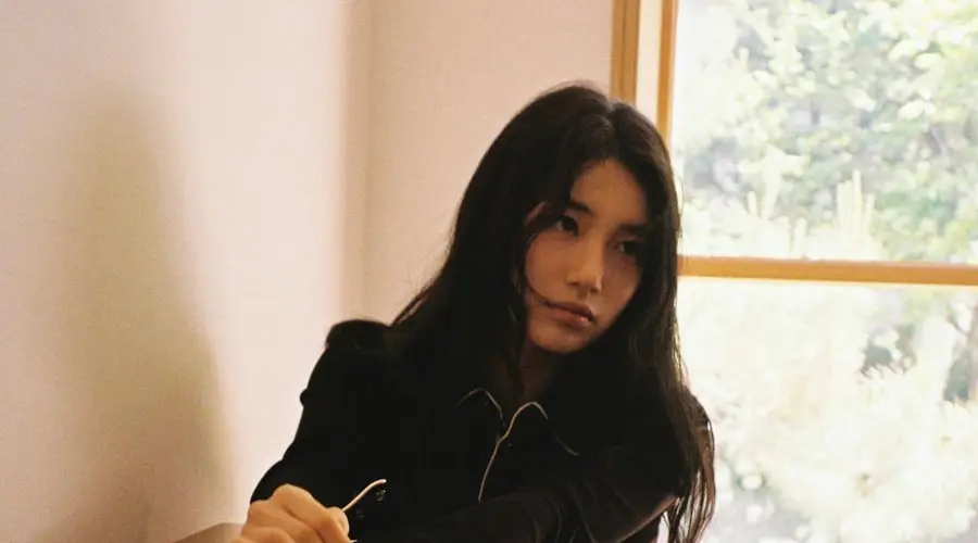 裴秀智穿简约黑白套装 复古胶片清冷松弛质感出众