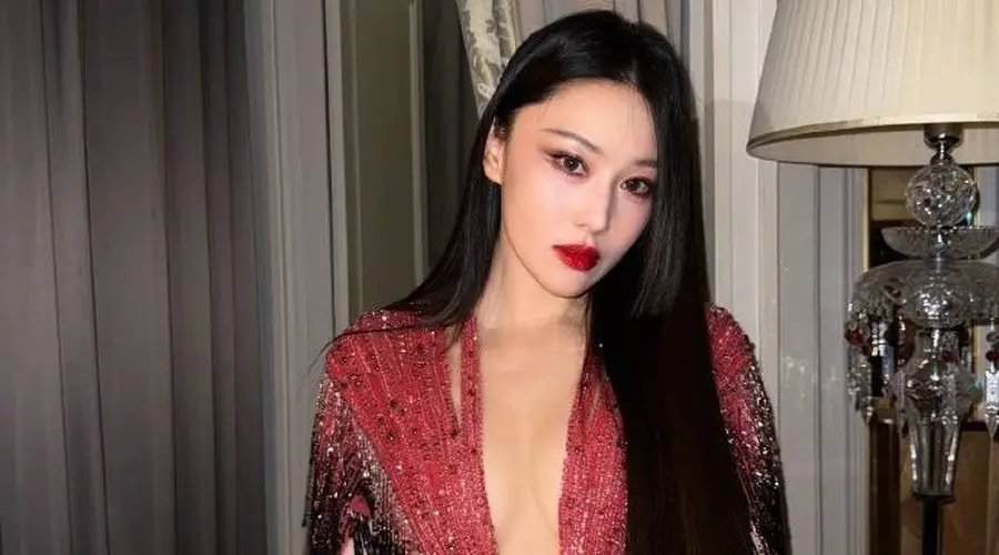 张馨予身材真丰腴！一袭深V裙领口开到腰差点“撑爆”，性感迷人