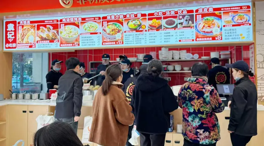 非遗美食成了暑期热点,为什么游客越来越愿意为一门老手艺停下来?