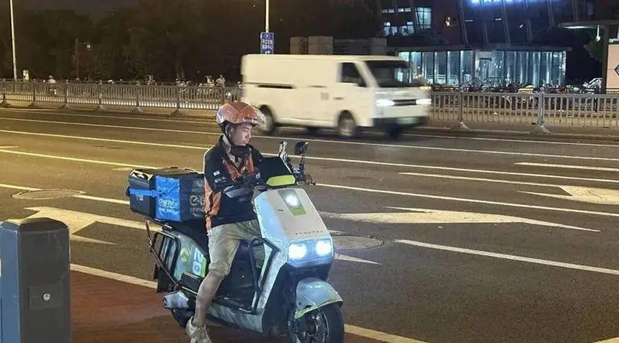 苏州出台外卖交管新政：外卖小哥等红灯不计入配送时间