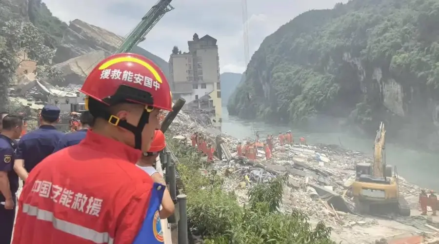 “拼命地跑，腿脚都是软的”，重庆男子丢下车：如果车再快几十秒，就被埋了