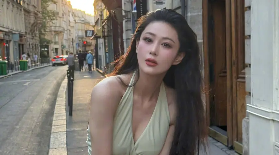 张馨予晒巴黎街拍美照 穿淡绿长裙清新靓丽身材好