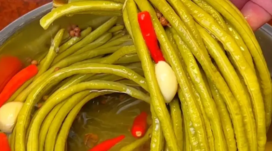 一坛酸香封存盛夏,鲜豇豆的时光味道