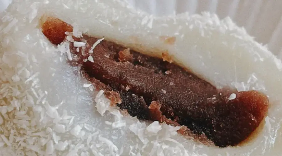 椰香糯米糍:手工揉团裹满椰蓉,软糯香甜诠释粤式点心韵味