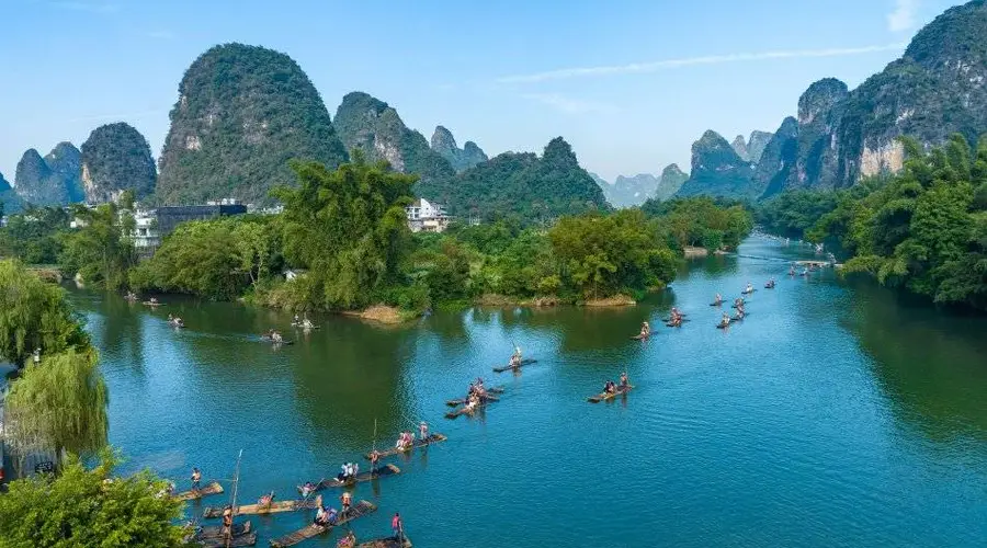 广西阳朔遇龙河竹筏漂游暑期火爆 游客尽享清凉时光