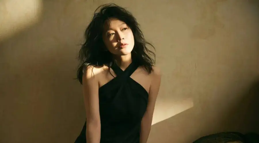 55岁闫妮脱口秀圈粉：国民女神的智慧与魅力