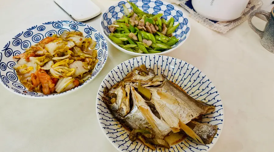 娃娃菜,芹菜,蒸鱼,一餐又搞定了