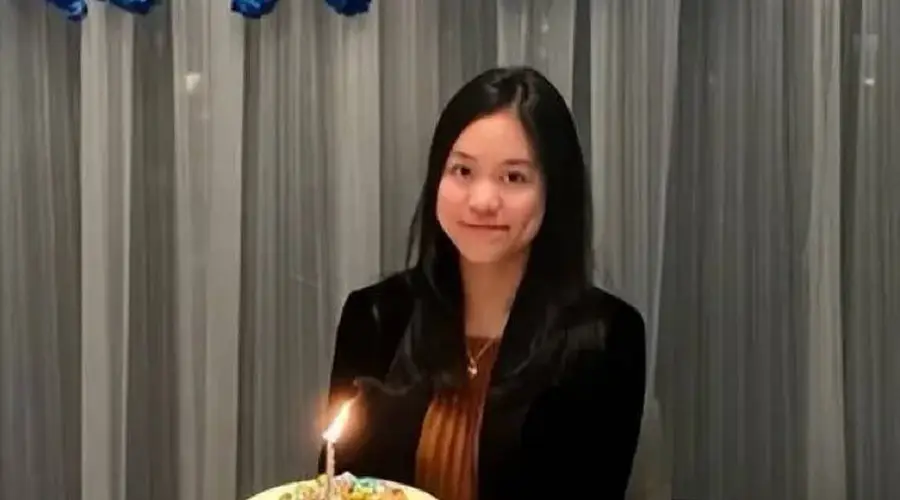 刘秀盈为刘銮雄庆生穿黑西装披肩发模样像妈气场像爸