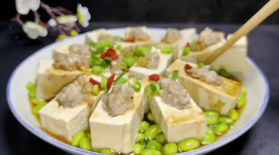 夏天吃这道蒸菜 豆腐塞肉配毛豆做法出炉