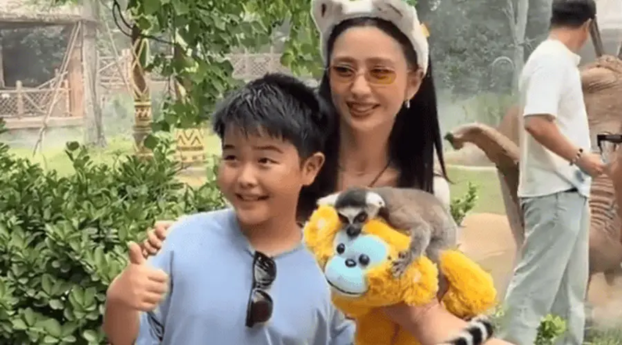 佟丽娅带10岁儿子郑州动物园游玩被偶遇 母子互动温馨引关注