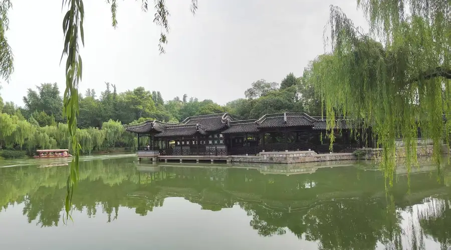 赛里木湖景区拳脚相向司机 暴露出服务理念与管理机制脱节