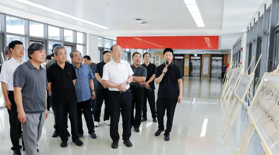 济宁医学院附属医院：百幅书法进病房 人文关怀到床旁