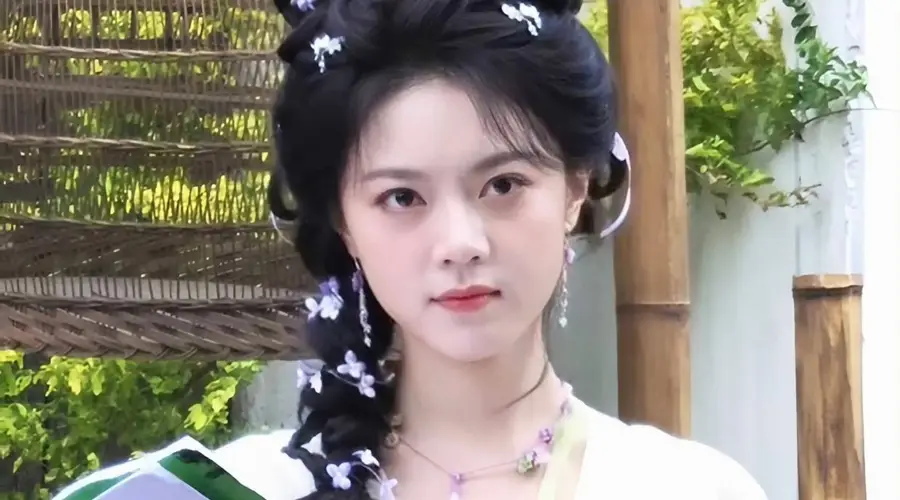 赵今麦新剧片场路透释出 紫白古风裙侧麻花辫尽显古韵清甜