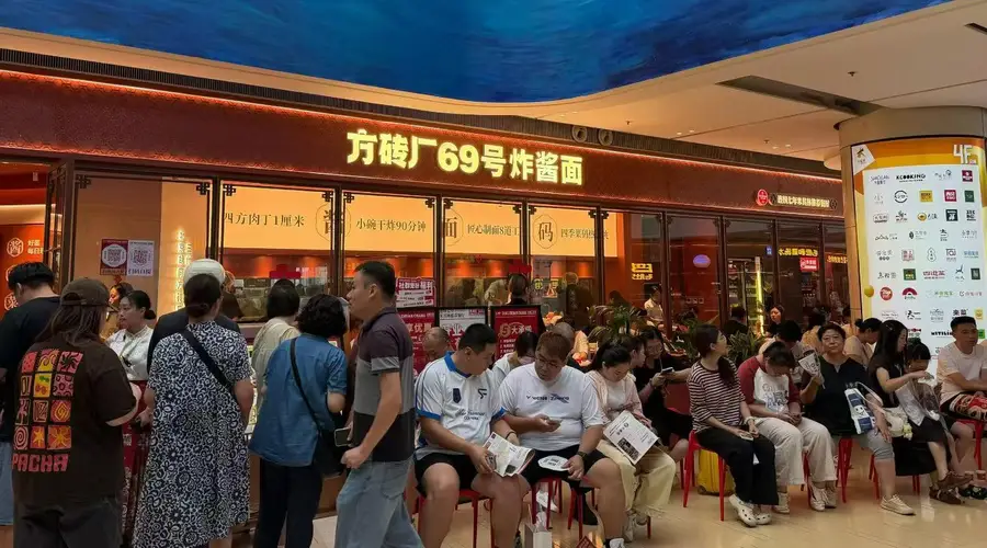 开业即爆火！米其林炸酱面首落天津，食客排队打卡北京胡同老味道