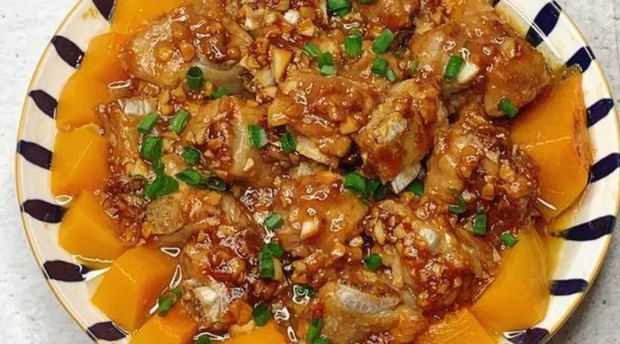 家常蒸菜新做法 南瓜搭配蒜香排骨蒸制入味