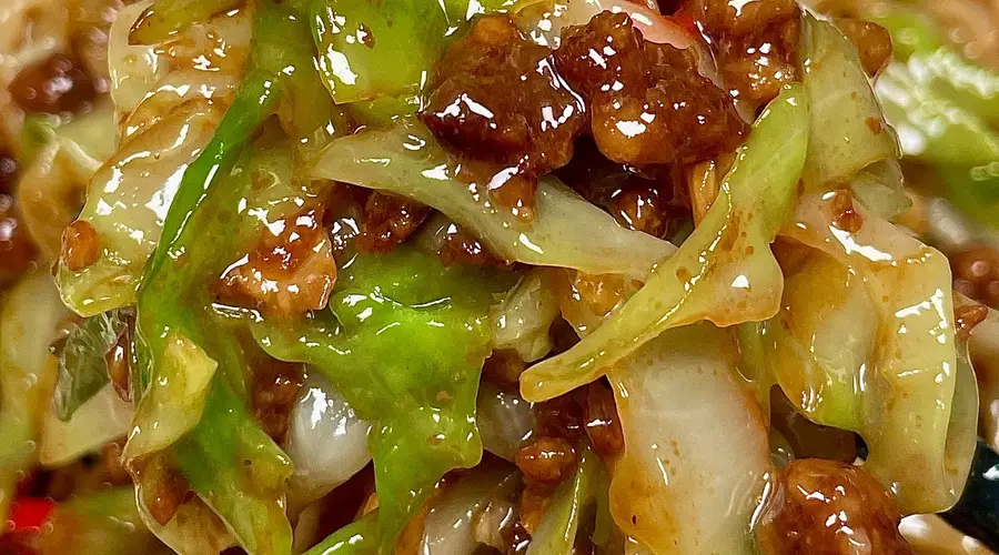 包菜炒肉末,鲜香脆嫩超入味,米饭杀手就是它!