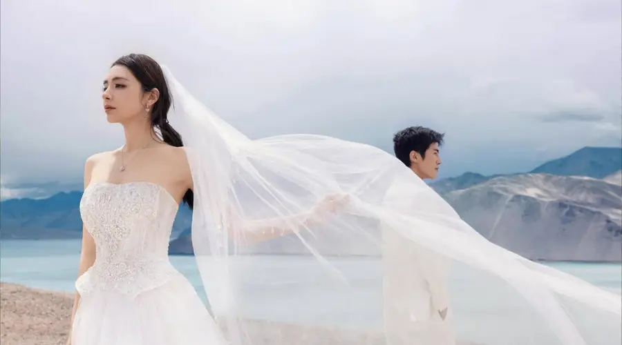 姜潮麦迪娜新疆旅拍婚纱照曝光 定格浪漫缱绻瞬间