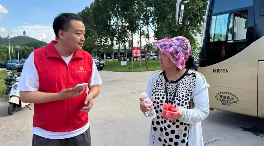 盛夏大箐山朗乡花海 志愿者暖心服务获游客点赞