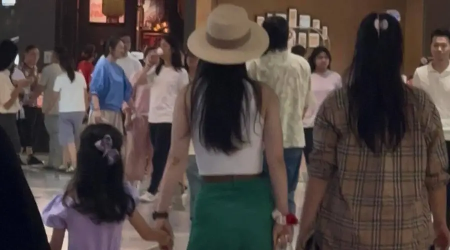 吴倩携女儿逛商场被拍 穿白背心绿长裤显松弛状态
