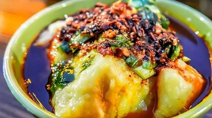 甘肃传统美食洋芋搅团 捶打臼中出洁白筋道滋味