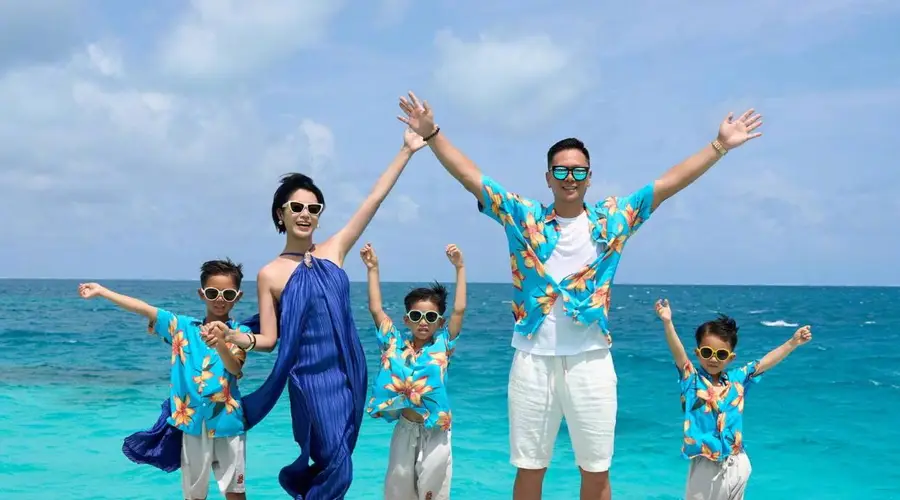 胡杏儿与老公儿子去马尔代夫度假 一家五口开心合影好有爱