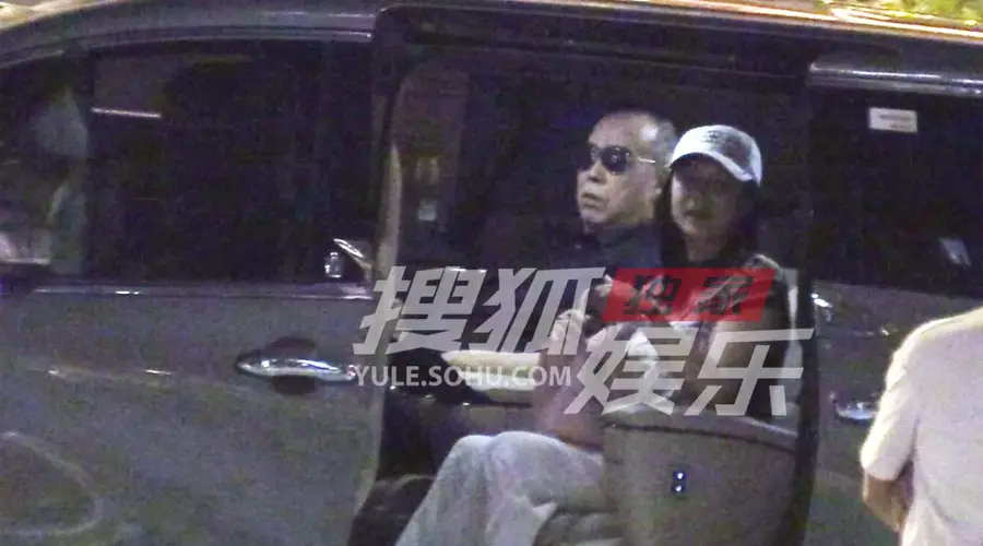 陈凯歌夫妇会友聚餐 饭后陈红开怀大笑状态超好