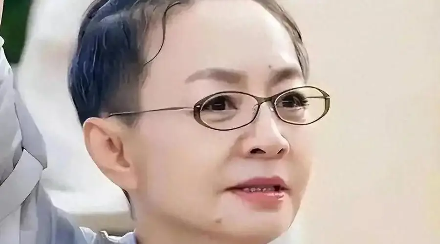 网传65岁宋丹丹设立财产信托！每月给儿孙80万，坦然儿子啃老