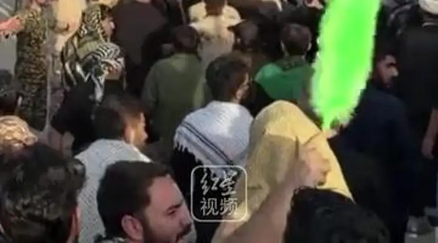 哈梅内伊葬礼细节曝光: 35℃高温下6000个喷头洒水降温 军队烘焙准备了5000万个面包 2500辆救护车、50万升注射液待命