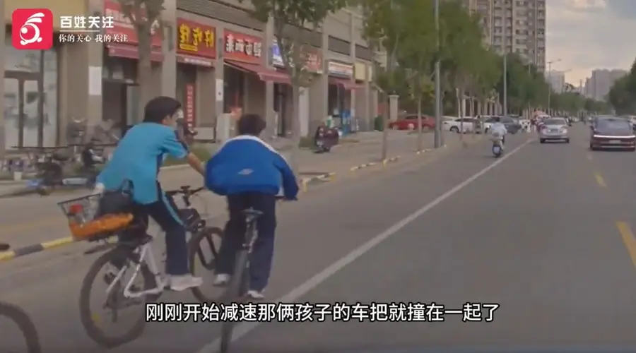 山西两学生骑车打闹摔倒，险遭后车碰撞，“我在车上害怕，他还向同学表示不危险”
