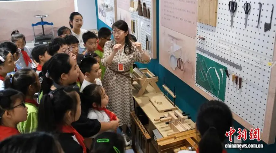 指尖修复“时光” 浙江学生走进档案馆触摸历史温度