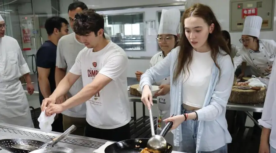 中外青年以食会友 共品中华饮食文脉