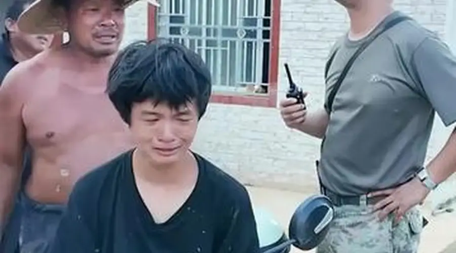 “兄弟，我们来帮你，我们都是你的亲人！” 洪水退去，留下淤泥，独自在家的少年无助落泪。南部战区空军某...