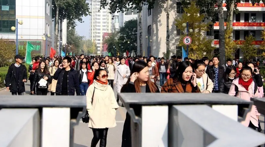 教师铁饭碗碎一地:未来十年全国教师过剩将达200万