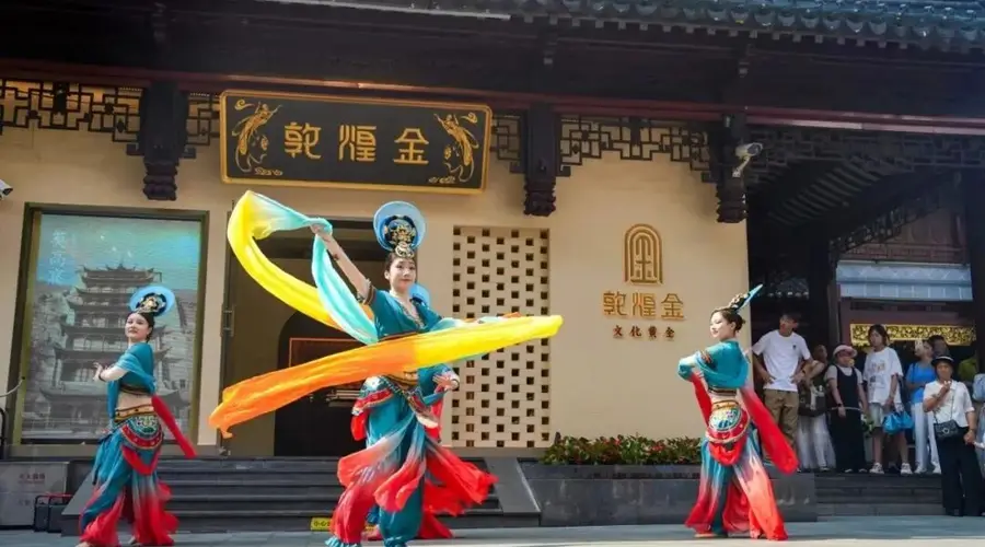 豫园街头奏响中美青春乐章：一场跨越文化的知音对话