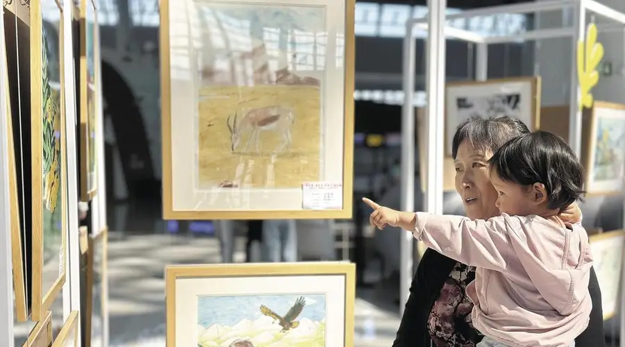 西宁青少年画展亮相曹家堡机场以“生命树”为主题