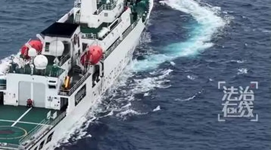 7月24日中国海警依法驱离闯入黄岩岛领海的菲律宾侵权船只 现场处置画面公布