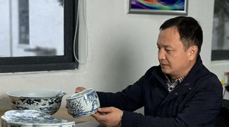 景德镇陶瓷修复师江小民 三十载摸索出“降阶法”