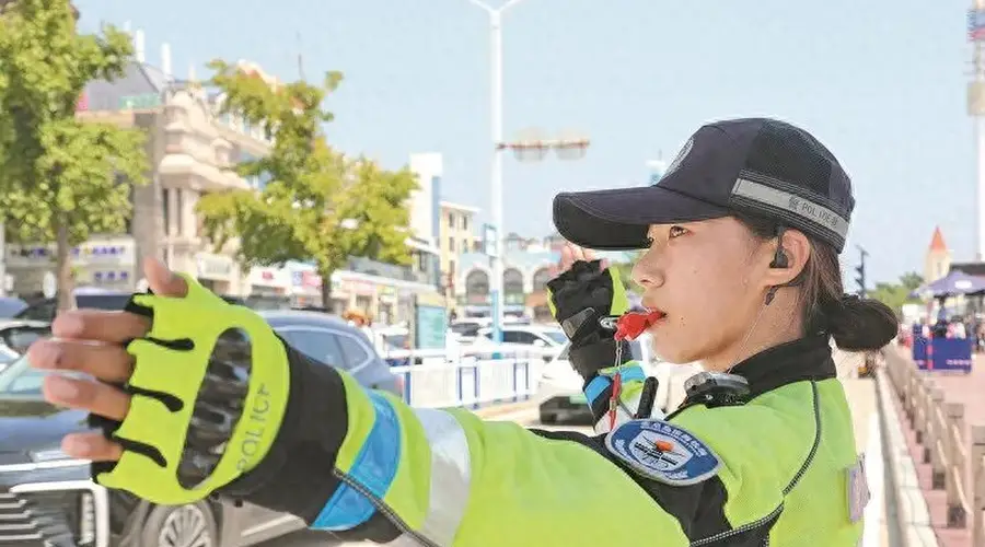 北戴河女骑警夏日山海间连解三急：疏交通、救病患、帮寻娃