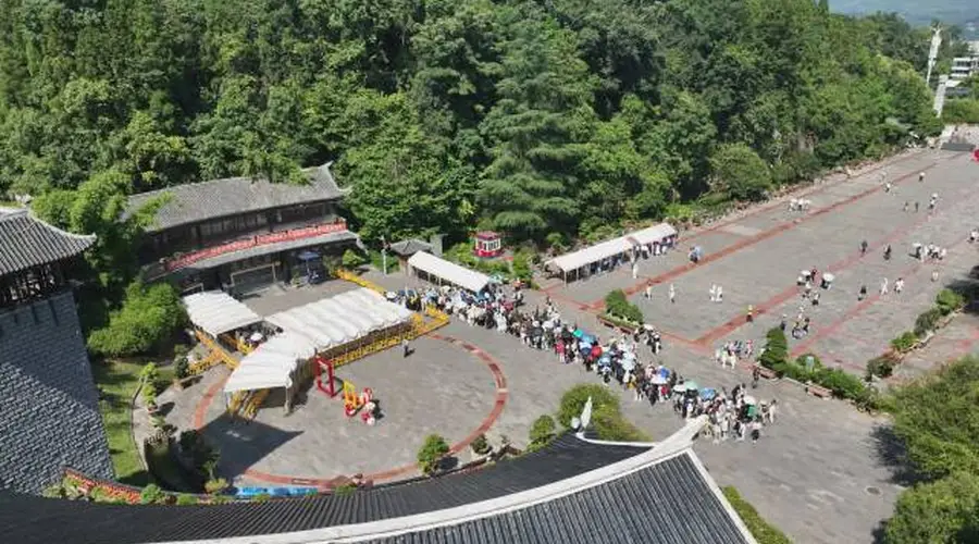 织金洞多举措保障游客畅玩溶洞 快进慢游无拥堵