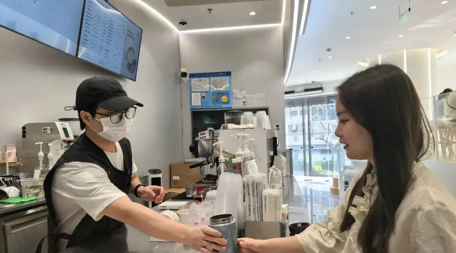 自带杯购咖啡成新风尚：一杯减碳40克 年用抵种一棵树