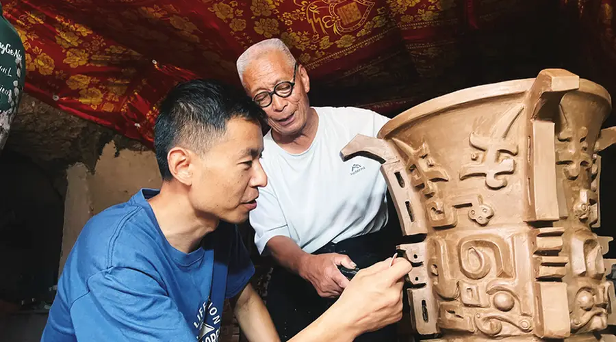非遗传承人杨甲虎制黑陶版国宝何尊