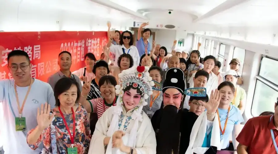2026首趟“秦腔非遗·纳凉米脂”旅游专列发车 400余游客乘火车赴陕北开启文旅行程
