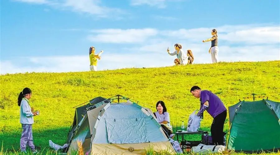 各地夏日避暑游火热 游客尽享清凉休闲时光