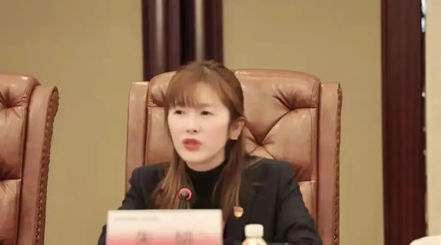 80后女柜员“逆袭”,获聘4200亿银行副行长